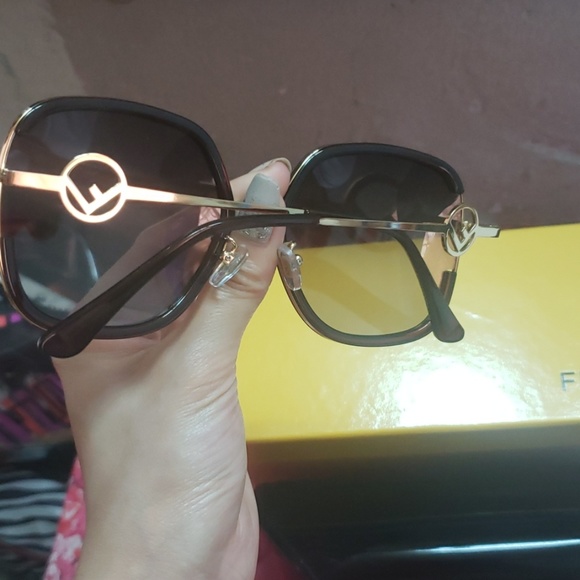 Fendi sunglasses No Box Or Case Just Sunglasses - Picture 3 of 4